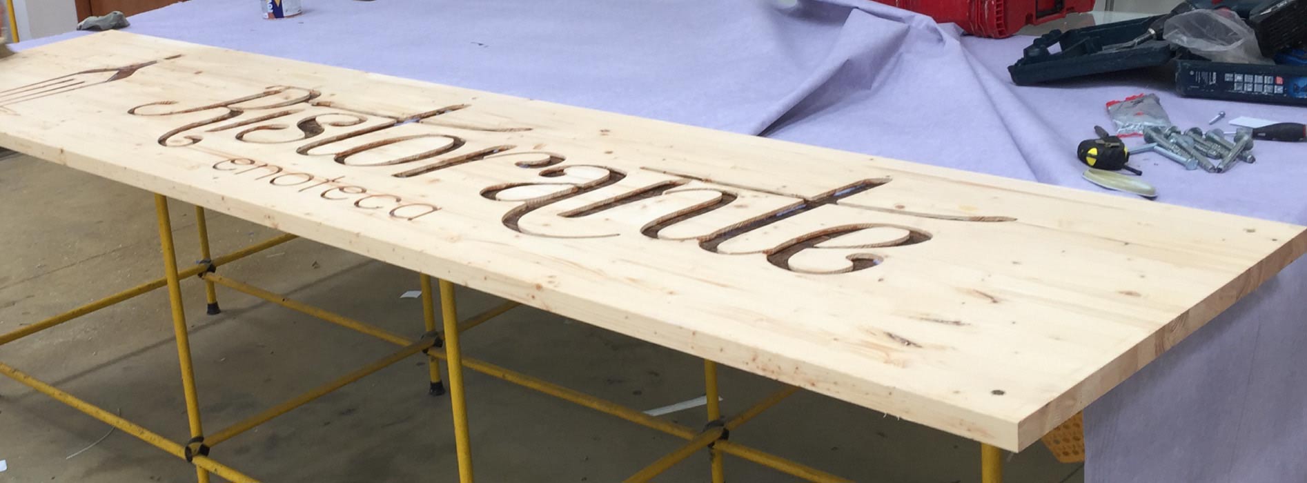 insegne pubblicitarie in legno
